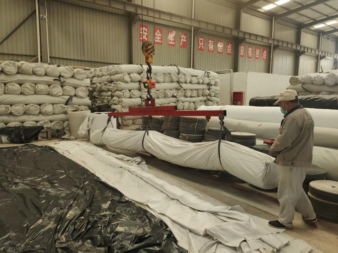 Liner en argile géosynthétique à haute résistance à la traction avec tapis de membrane de bentonite imperméable 14